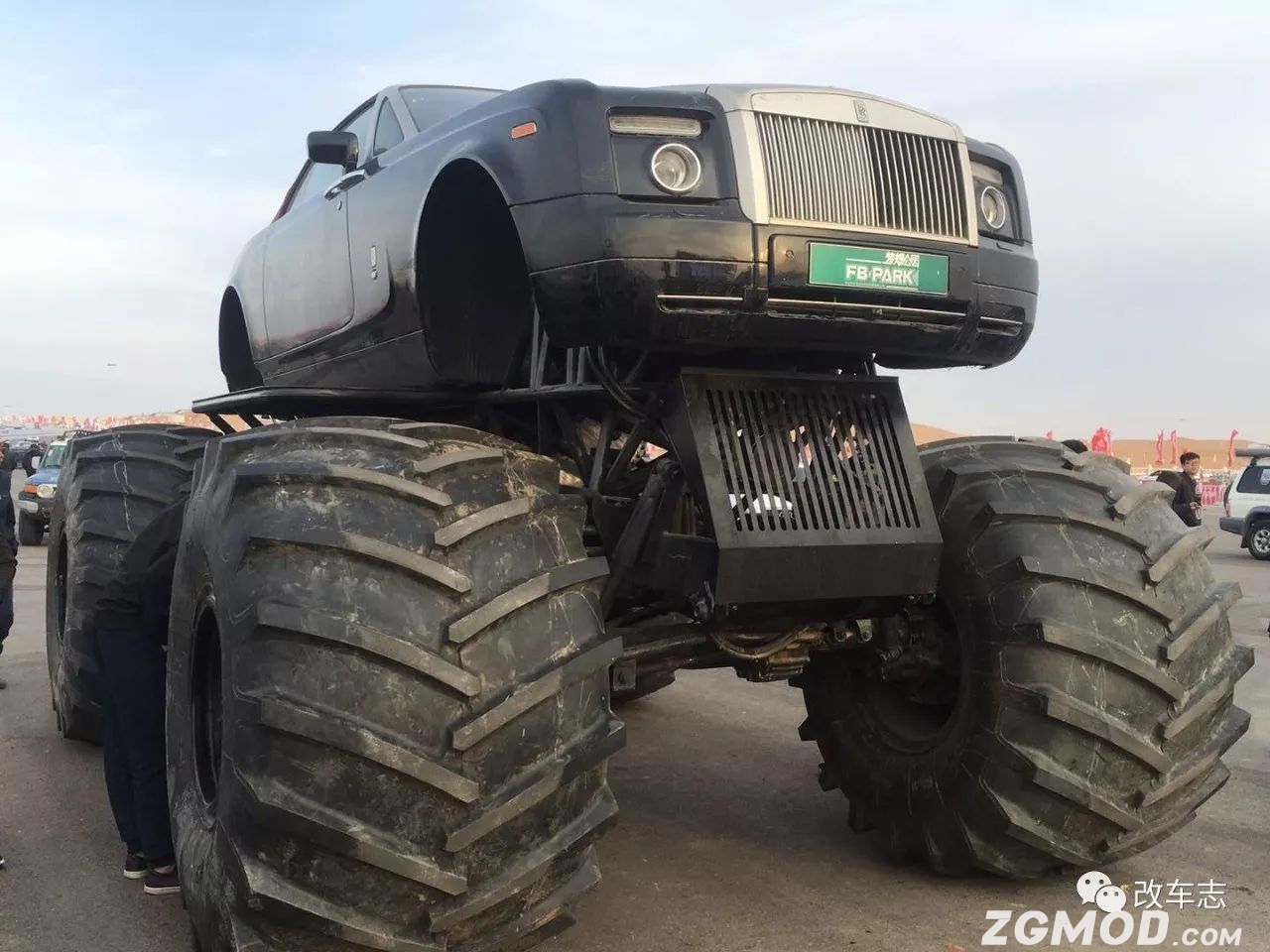 土豪爆改劳斯莱斯大脚车，这体型法拉利都可以从胯下钻过去了！