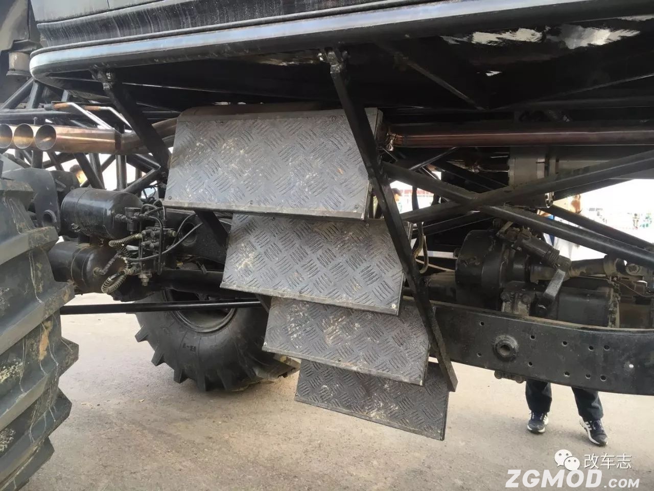 土豪爆改劳斯莱斯大脚车，这体型法拉利都可以从胯下钻过去了！
